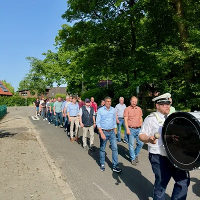 Marschieren bei bestem Wetter