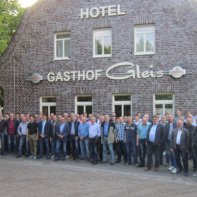 Gruppenfoto vorm Gasthof Gleis
