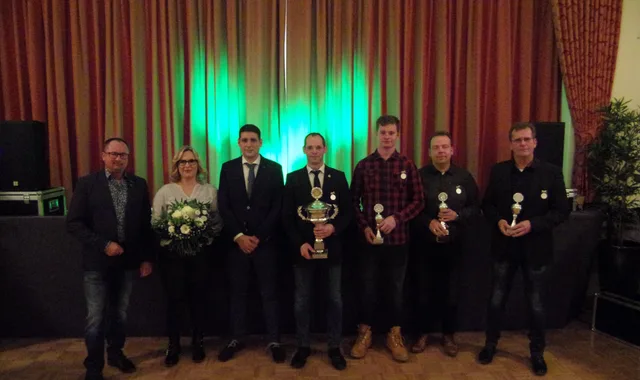 v.l.n.r. Präsident Jörg Frieske, Königin Yvonne Arnzen, König Björn Wielens, Torsten Arnzen, Jan Achteresch, Markus Terhalle, Norbert Wülker