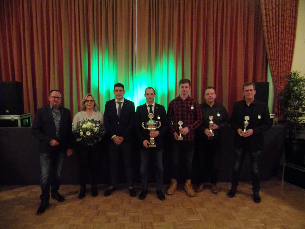 v.l.n.r. Präsident Jörg Frieske, Königin Yvonne Arnzen, König Björn Wielens, Torsten Arnzen, Jan Achteresch, Markus Terhalle, Norbert Wülker