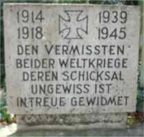 Die Steintafel links vom Ehrenmal, zeigt die Inschrift:
1914 + 1939
1918 + 1949
Den Vermissten beider Weltkriege,
deren Schicksal ungewiss ist,
in Treue gewidmet