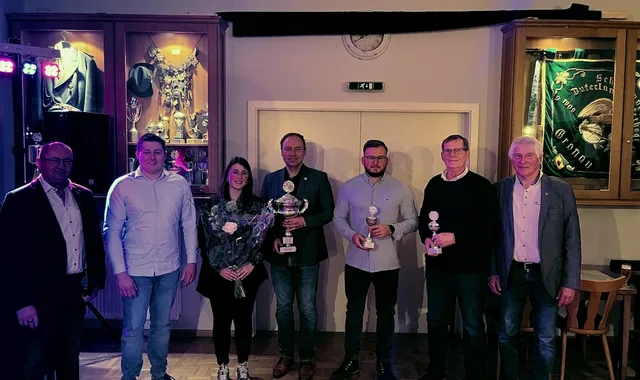 von links: Präsident Jörg Frieske, König Jan-Bernd Droste, Königin Charlyn Lösing, Yannick Wolff, Simon Sell, Nobert Wülker, Oberst Norbert Droste