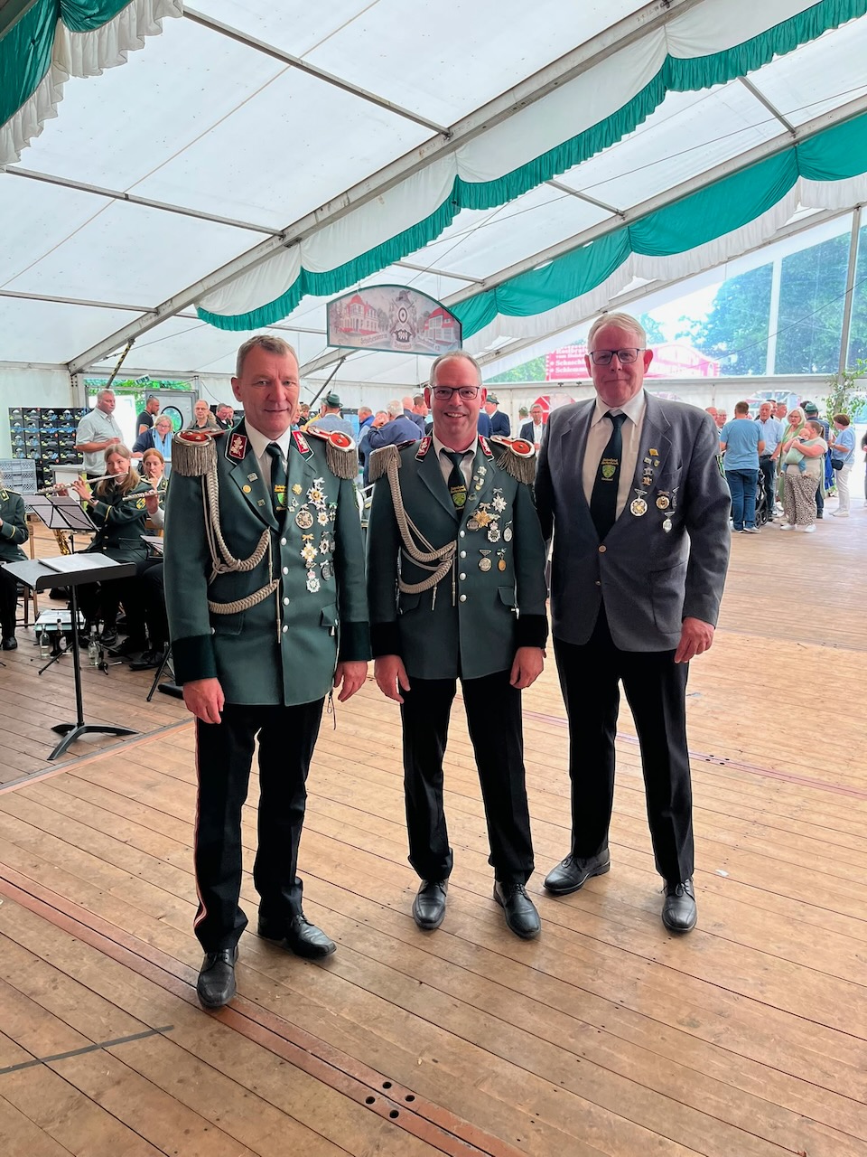 Geehrt für ihren Einsatz im Offizierscorps und Vorstand (v.l.n.r.): Martin Schreiber, Torsten Arnzen und Berthold Doetkotte