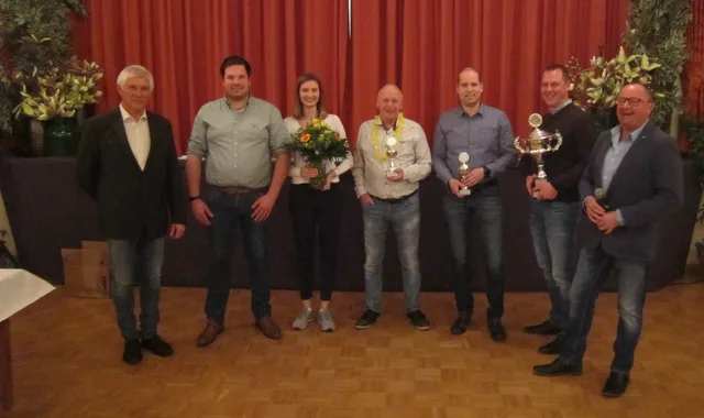 v.l.n.r. Oberst Norbert Droste, König Michael Albers, Königin Hanna Lübbers, Mike Suckau, Heiko Oude-Lansink, Nico Assing, Präsident Jörg Frieske