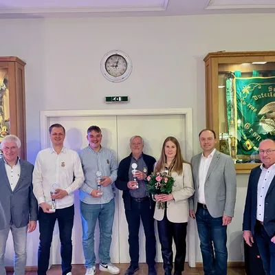 von links: Oberst Norbert Droste, Bernd Verst, Finn Schreiber, Berthold Vöcking, Königin Katharina Leemreyze, König Yannick Wolff, Präsident Jörg Frieske