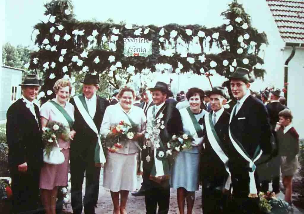 Der Thron 1965/1966 (dritter von links auf dem Foto ist Bernhard Doetkotte, er ist 1966 als "Ersatzehrenherr" für J. Banken eingesprungen.)