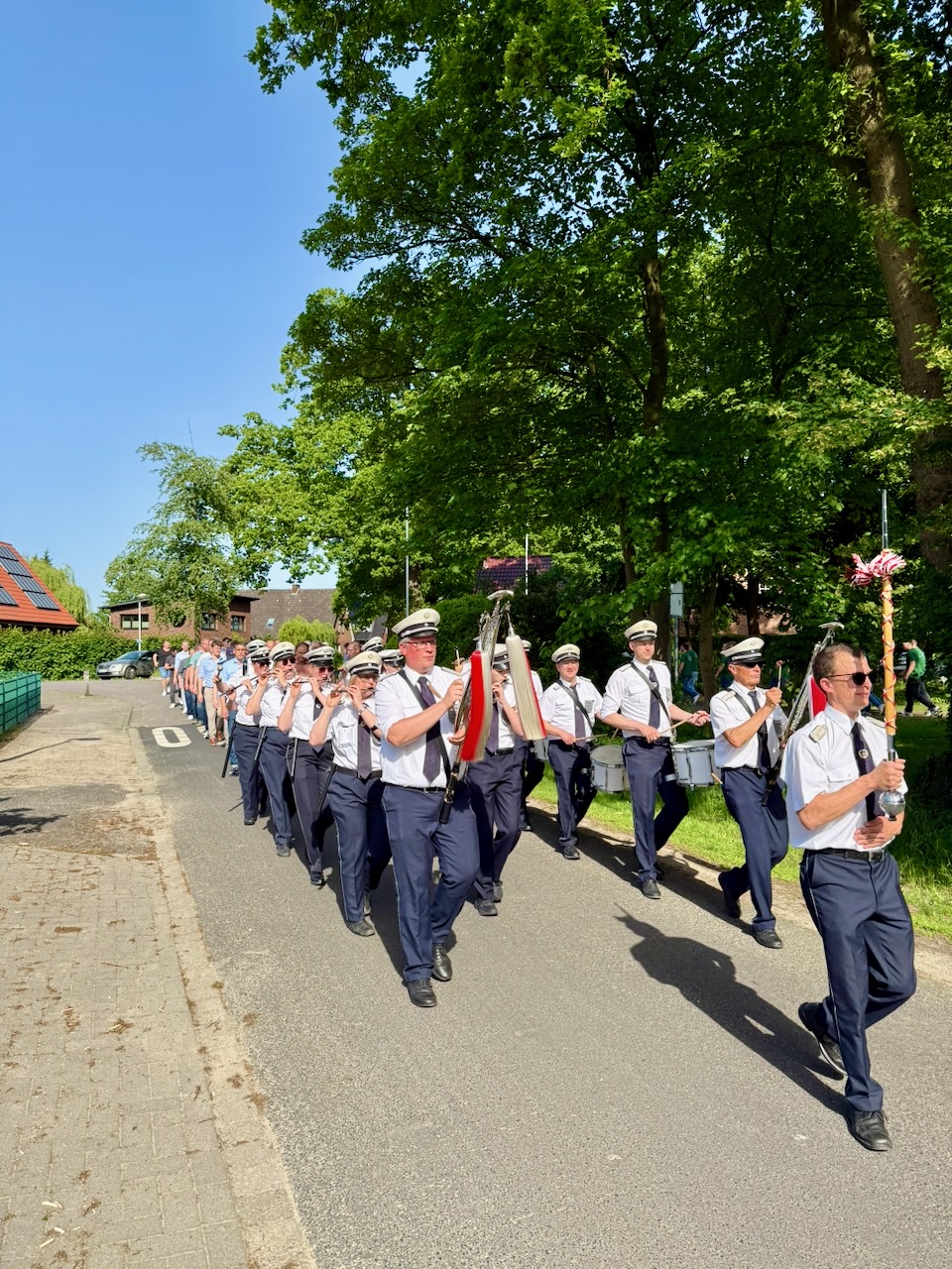 Der Spielmannszug KAB Epe begleitet den Zug