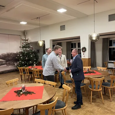 Präsident Jörg Frieske gratuliert dem Sieger des Juniorenpokals