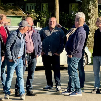 Der Sponsor der neuen Luftgewehre, Hubert Subgang wird von den Kameraden gefeiert