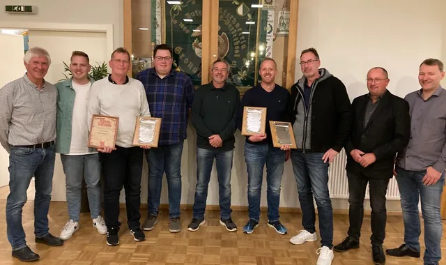 von links: Oberst Norbert Droste, Niklas Terhalle, Norbert Wülker, Manuel Rengers, Stefan Terdenge, Christian Winking, Gerd Orth, Präsident Jörg Frieske und König Martin Schreiber