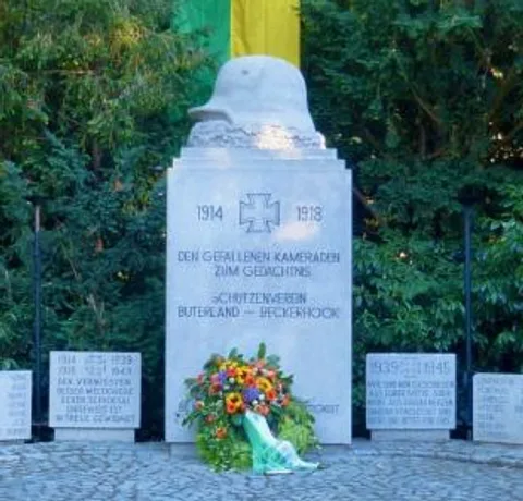 Das Ehrenmal auf dem Schützenplatz, zeigt die Inschrift:
Den gefallenen Kameraden zum Gedächtnis
Schützenverein Buterland-Beckerhook
Bis in den Tod für die Gerechtigkeit