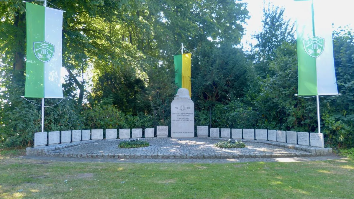 Das Ehrenmal auf dem Schützenplatz, zeigt die Inschrift:
Den gefallenen Kameraden zum Gedächtnis
Schützenverein Buterland-Beckerhook
Bis in den Tod für die Gerechtigkeit